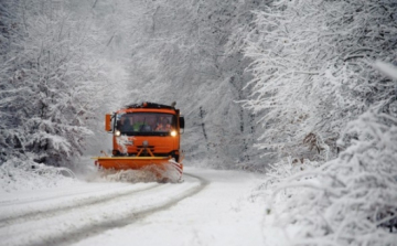 Figyelmeztetés! Tilos hókotrót előzni