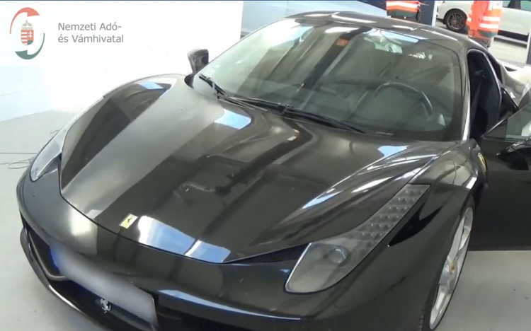 Luxusban élő csalókra csapott le a NAV és a TEK