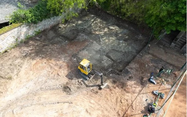 Teniszpálya alatt találták meg a ferencesek 500 éve eltűnt templomát Visegrádon