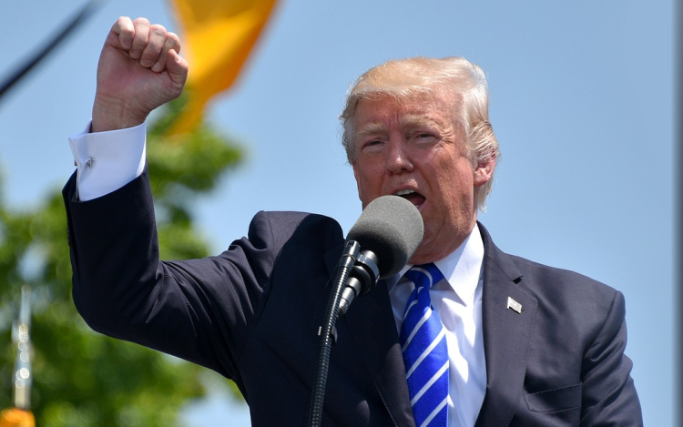 Trump a NATO jövőjét is megkérdőjelezte a Hormuzi-szoros miatt