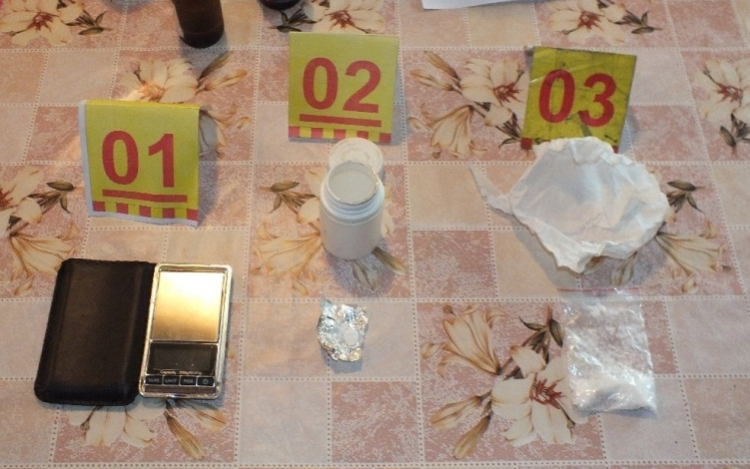 Házkutatás során drogot találtak a nőnél